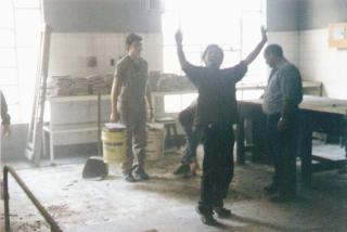 Alumnos de 6to Mecánica 2001 reconstruyendo el aula del Laboratorio...